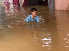 Thừa Thiên - Huế: Hơn 11 nghìn ngôi nhà bị ngập lụt, dân bơi trong biển nước
